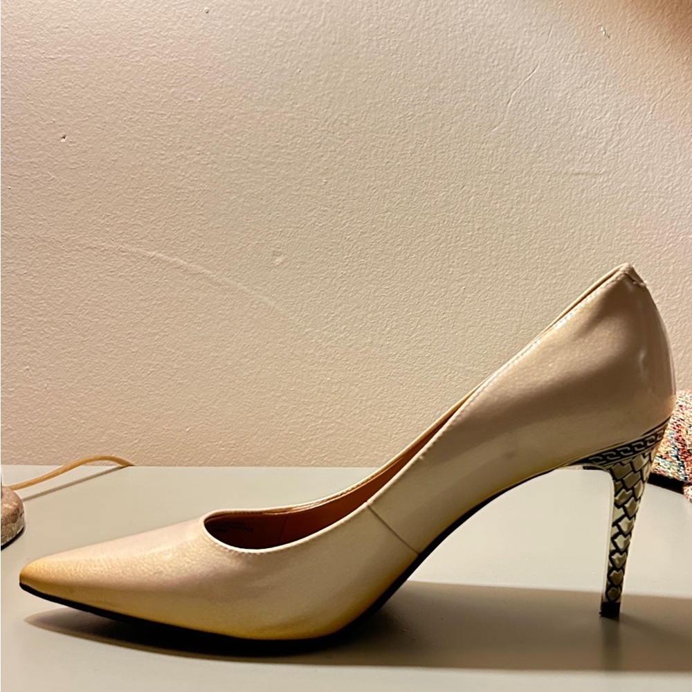 Elegant Vintage shimmery Cream Pumps with Patterned Heel